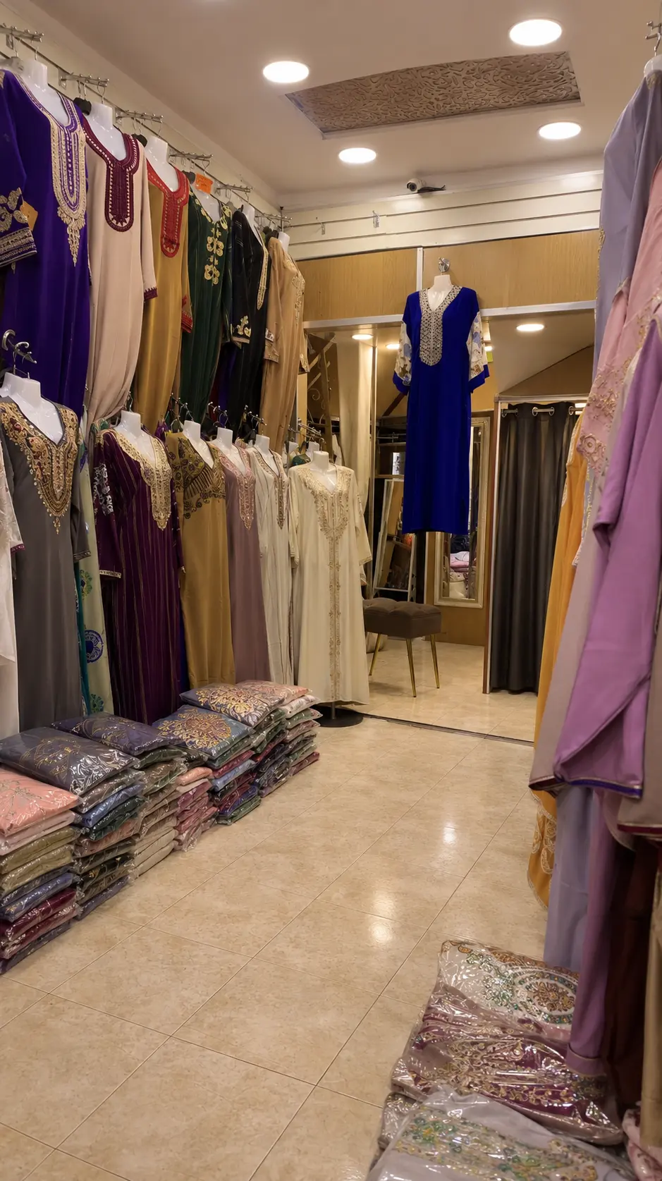 Portants de robes femme colorées en boutique